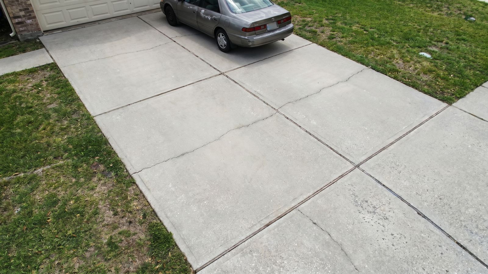 Driveway pressure washing — clean concrete in Houston