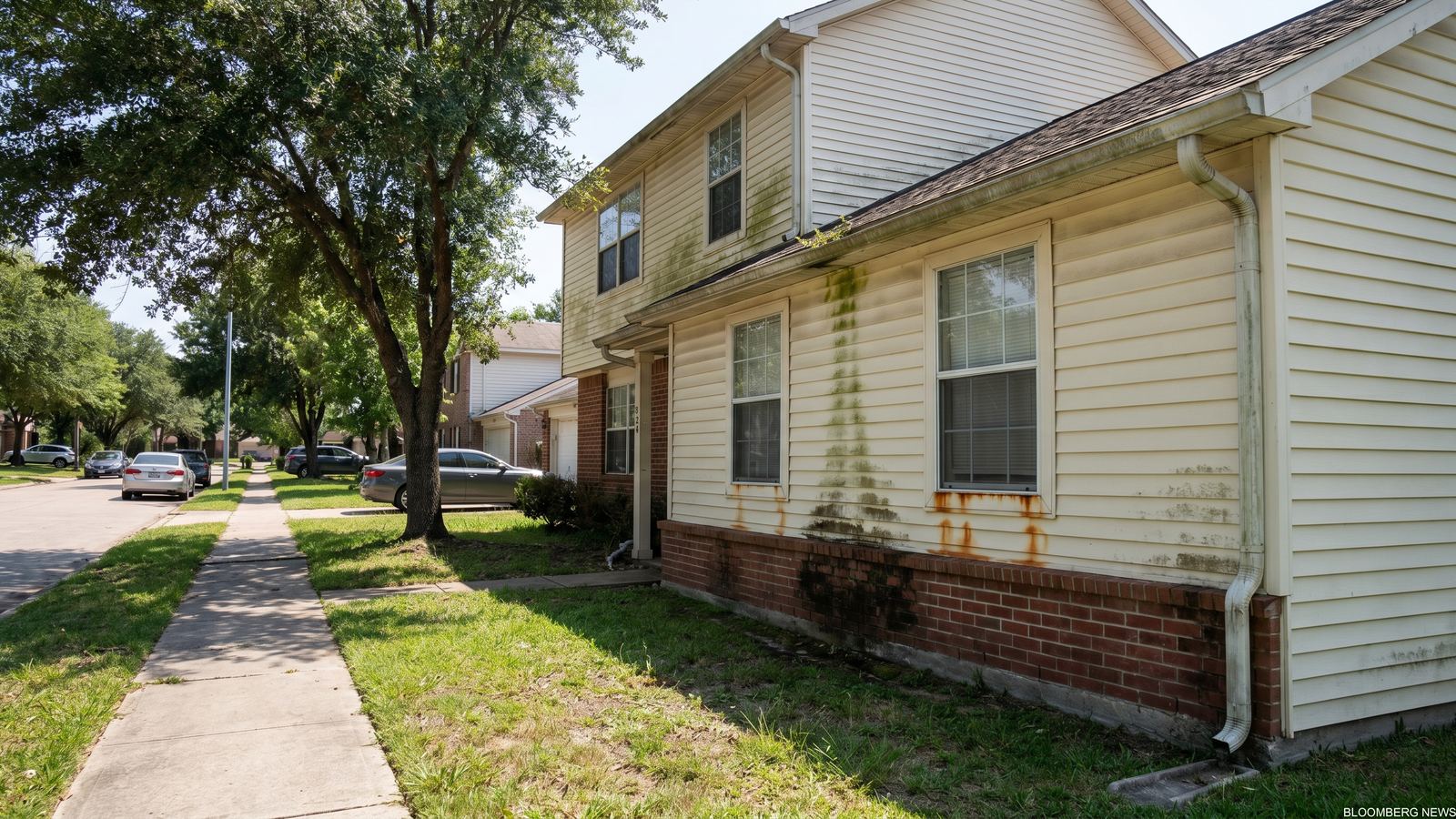 Houston home exterior with dirty siding before B&R Power Washing soft-wash service